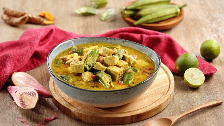 Hasil masak resep tuna kuah kuning dengan sayuran okra disajikan dalam mangkuk dan didampingi berbagai bahan.