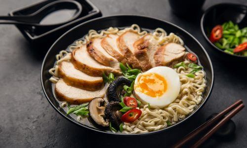 Semangkuk mie ramen ayam yang lezat masakan oriental.