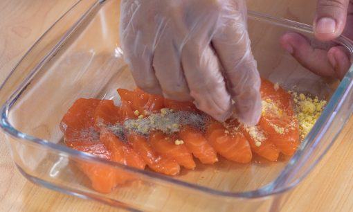 Membumbui ikan salmon untuk resep salmon mentai.