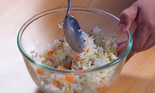 Nasi untuk salmon mentai dibumbui