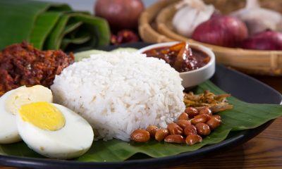 Hasil masak resep nasi bogana lengkap dalam piring beralas daun.