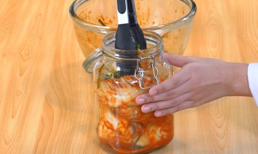 Kimchi difermentasikan dan akan disimpan di kulkas.