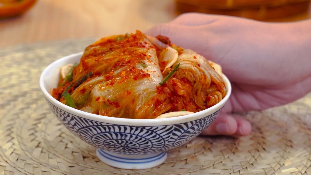 Kimchi sawi putih siap disajikan.
