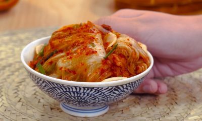 Kimchi sawi putih siap disajikan.