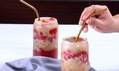 Dua gelas strawberry milk tea latte disajikan.