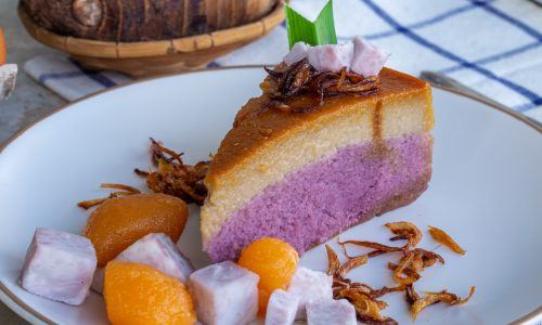Sepotong kue ubi ungu di piring saji putih