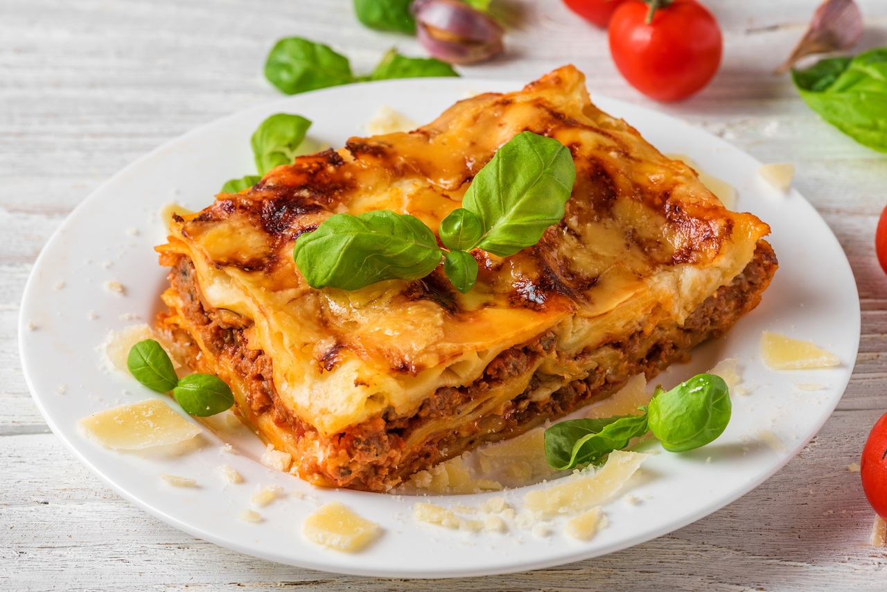 Hasil dari resep lasagna keju di piring putih