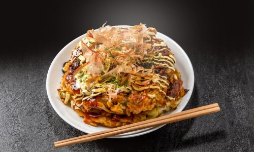 Sepiring okonomiyaki untuk disantap.