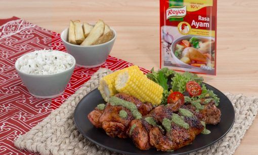 Ayam afrika disajikan bersama produk.