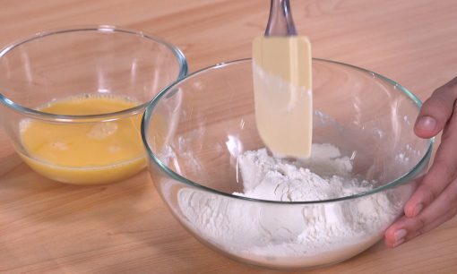 Mengayak tepung untuk resep bolu karamel.