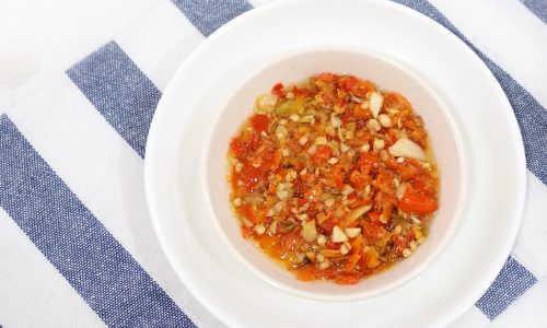 resep sambal korek daun jeruk sudah jadi di piring putih.