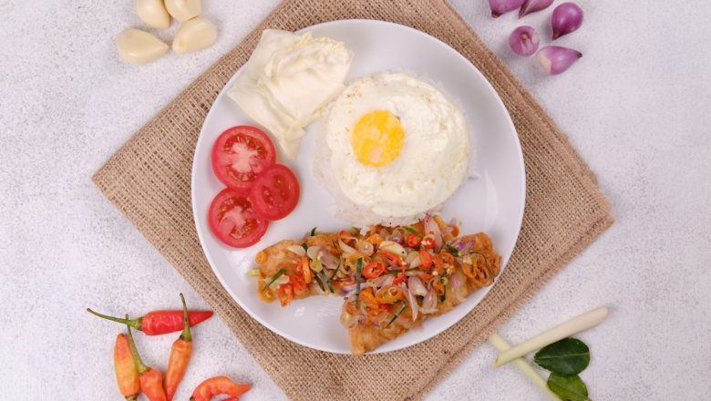 Resep Ikan Goreng Tepung Gurih dan Renyah dengan Sambal Matah