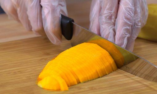 Mangga untuk mango sticky rice tengah dipotong.