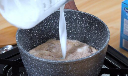 Membuat saus milk tea untuk mango stick rice.