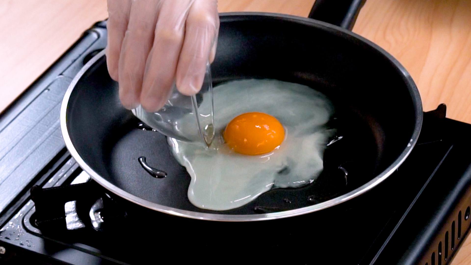 Memasak telur untuk nasi goreng.