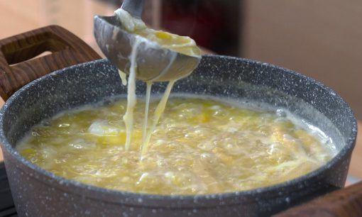 Mengaduk sup asparagus hingga kental.