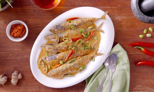 Hasil masak resep mangut ikan disajikan di atas piring.