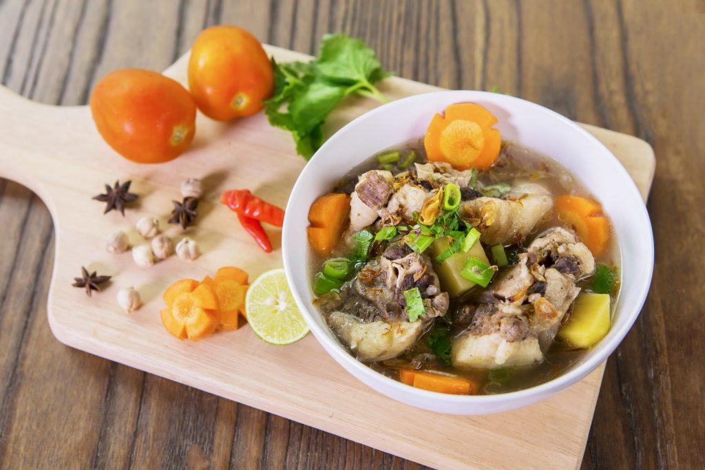 Sajikan resep Sop Buntut Asam Pedas dengan emping dan Bango Kecap Manis.