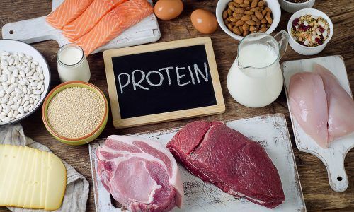 Pilihan makanan yang mengandung protein tinggi disajikan di atas meja.