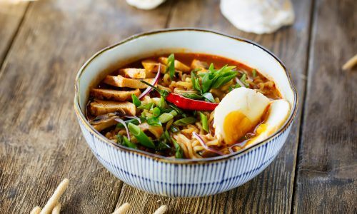 Semangkuk mie ramen dengan topping telur.