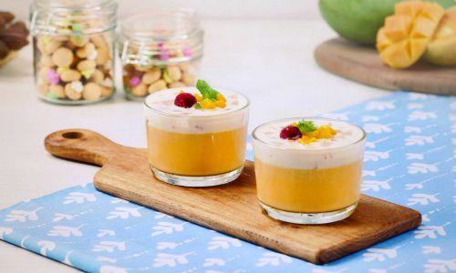 Puding mangga dengan saus creamy.