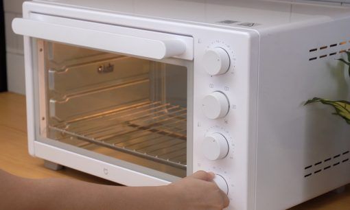 Bersiap memanggang pizza di dalam oven.