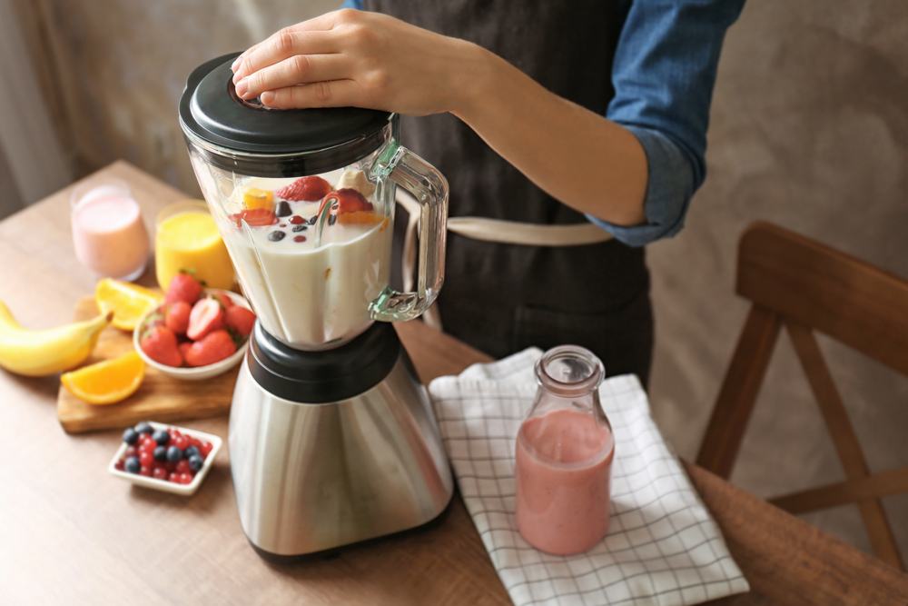 Tangan perempuan menutup blender