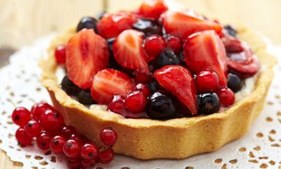 Pie buah, cemilan kekinian dengan stroberi dan blueberry.