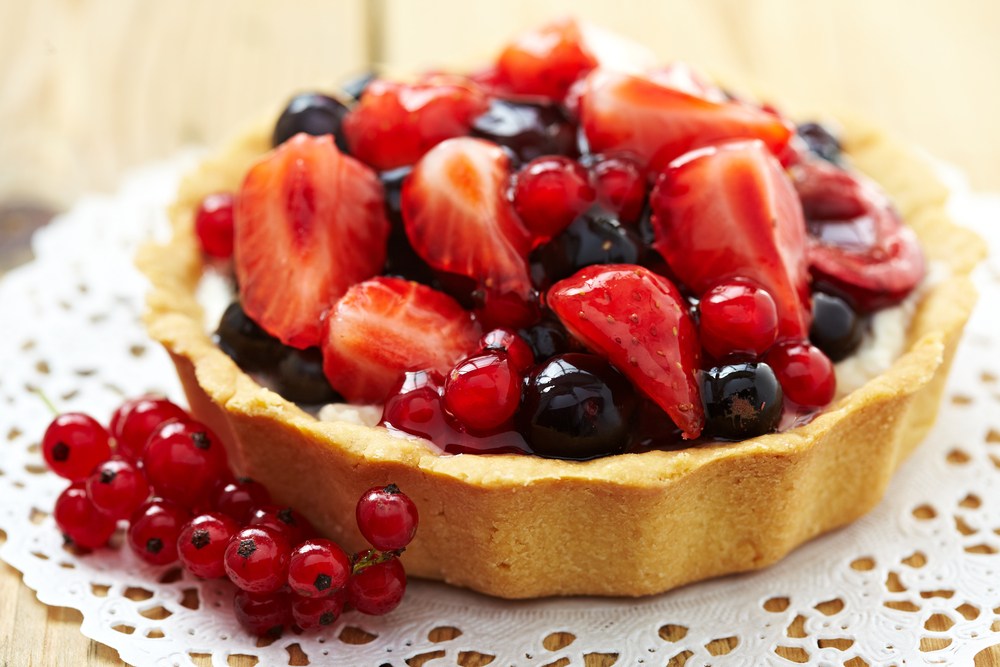 Pie buah, cemilan kekinian dengan stroberi dan blueberry.
