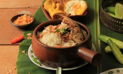 Nasi liwet, makanan khas Sunda, disajikan di atas meja.