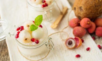 es leci yoghurt disajikan bersama buah-buahan.