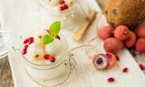 es leci yoghurt disajikan bersama buah-buahan.