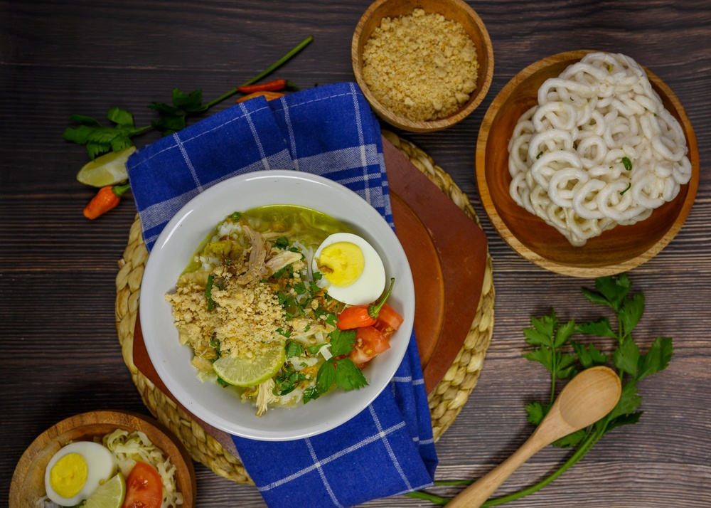 soto surabaya kuah koya disajikan bersama bahan-bahannya.