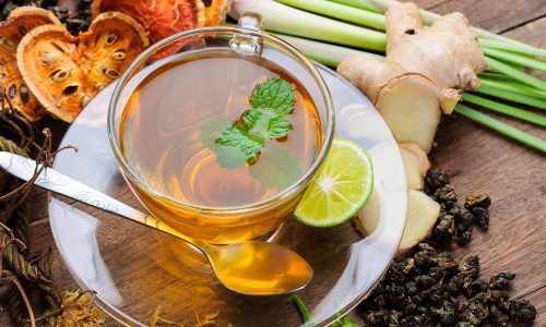 teh herbal kunyit jahe disajikan untuk minuman buka puasa