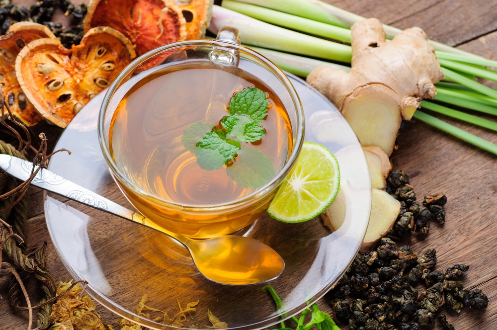 teh herbal kunyit jahe disajikan untuk minuman buka puasa