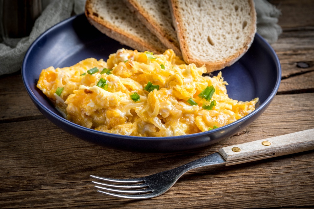 sepiring scrambled egg kreasi masakan telur, kreasi masakan telur