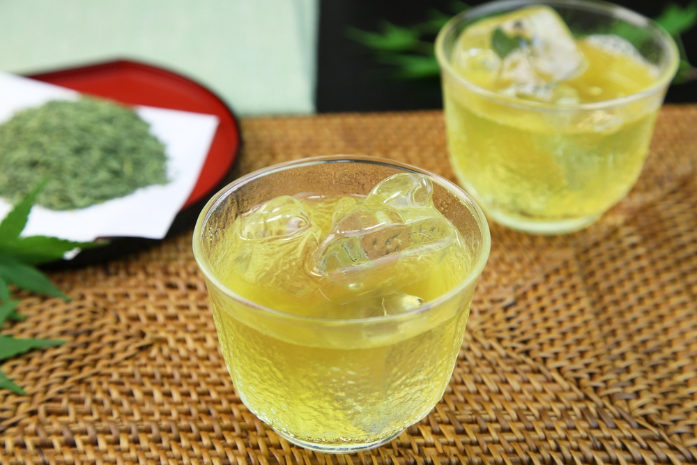 Dua gelas teh hijau lychee tea untuk minuman segar untuk buka puasa.