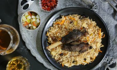 Resep Idul Adha berupa Nasi Kebuli Kambing khas Betawi disajikan dalam porsi keluarga.