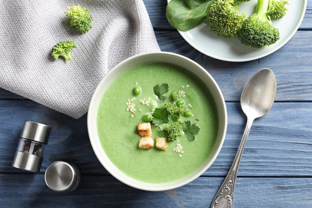 menu makan sup brokoli di mangkuk putih
