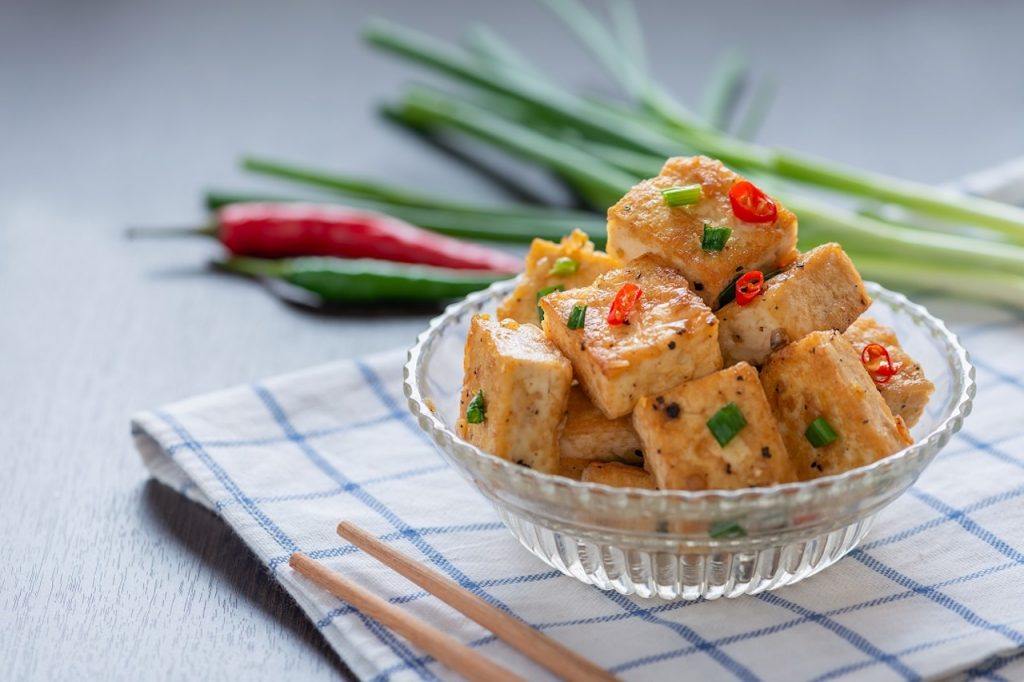 Tahu cabe garam di mangkuk bening, sumpit, lap putih untuk menu buka puasa rumahan