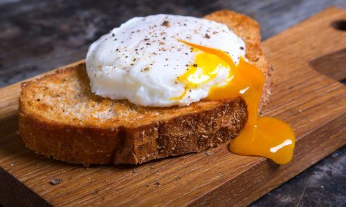 telur setengah matang di atas roti bakar