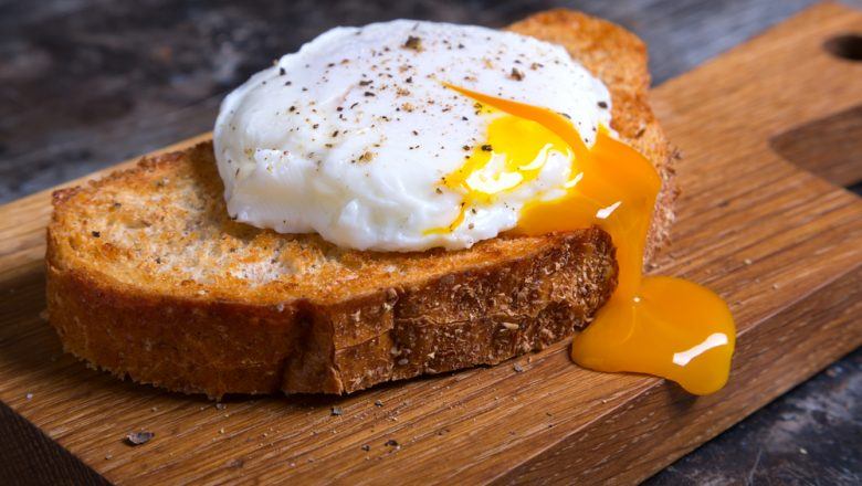 4 Ide Masakan yang Lezat Dipadukan dengan Telur Setengah Matang