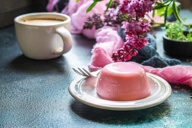 Puding silky guava ini bisa kamu jadikan sebagai salah satu aneka resep puding favorit keluarga. 
