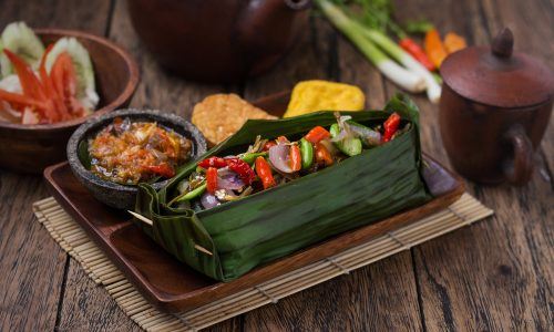 Seporsi nasi bakar ikan teri siap dinikmati.