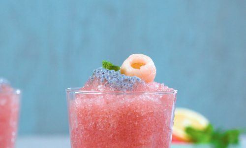 Satu gelas berisikan es serut guava.