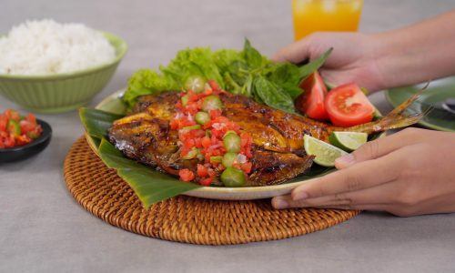 Ikan bakar Makassar, makanan khas Sulawesi yang siap disantap.