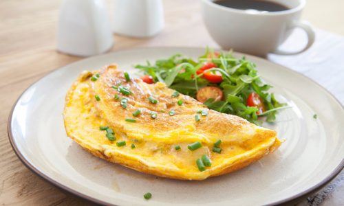 Cara membuat omelet untuk menu praktis.