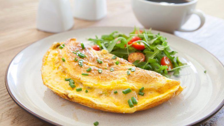 Cara membuat omelet untuk menu praktis.
