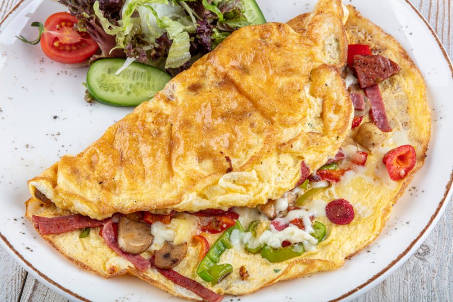 cara membuat omelet dengan isi smoked beef dan sayuran, resep masak telur untuk sahur.