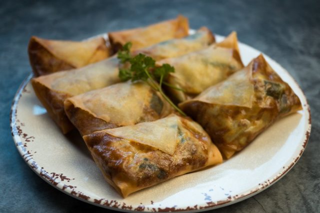 Martabak mini di atas piring saji.